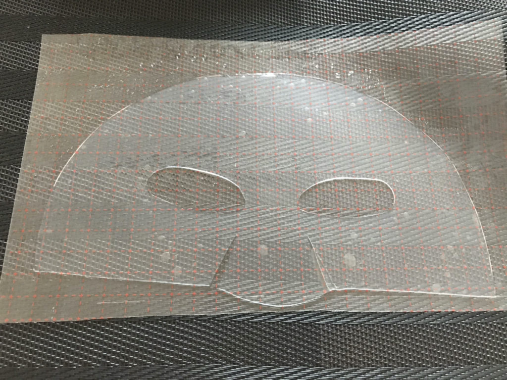 ピンピンアイズで作った顔の上半分シートです。結構重い。