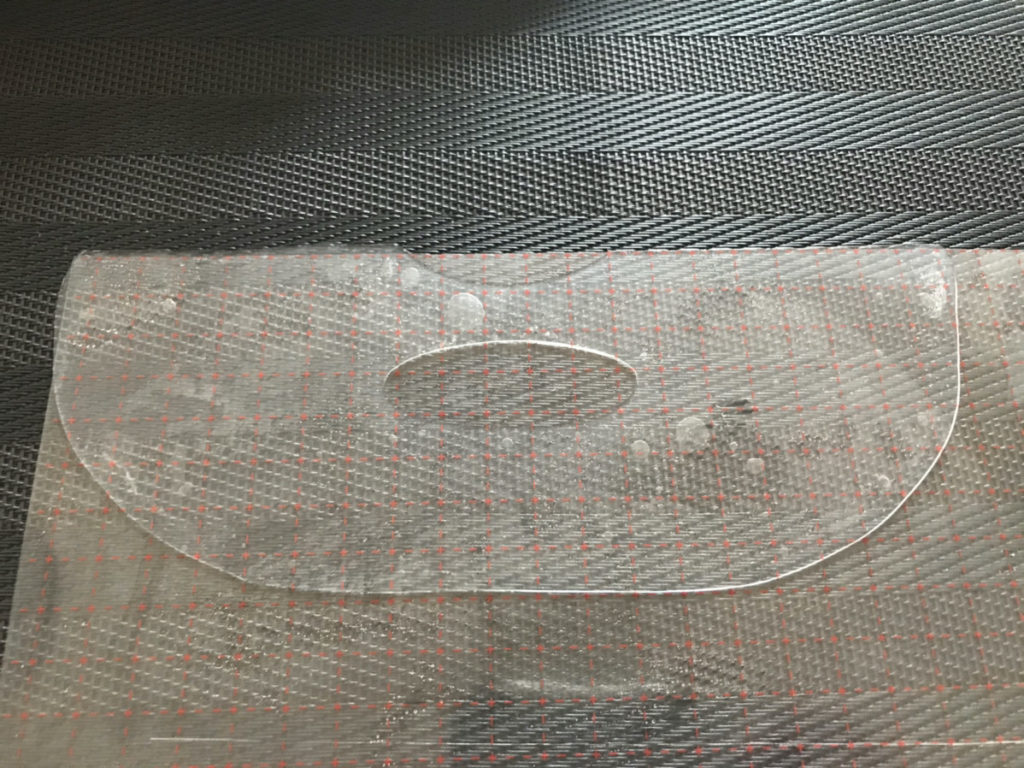ピンピンアイズで作った顔の下半分シートです。シート全体が美容液のため、結構厚いです。